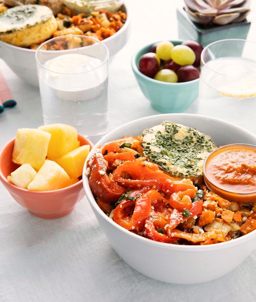 PlayaDistrictLA's tweet photo. What's better than a healthy lunch? An affordable lunch! With our @foreverytable vending machines on campus, healthy and affordable eating just got a whole lot easier. You can find our Everytable fridges in buildings 6080, 6100, &amp; 6601 around the corner from the front entrances. https://t.co/L1SDVhh3nj