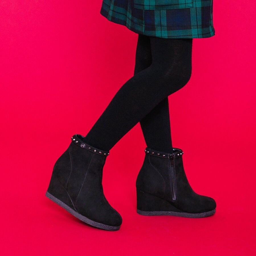 shopkidsshoes's tweet photo. Why wait until you cut the pie? Start Black Friday shopping now and be done by Thanksgiving Dinner. Our whole site is 25% off now ‼️ https://t.co/NHQ0EolZyD https://t.co/k21jsUpBdc