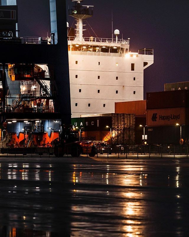...⁠
Anzeige- Containerschiff⁠
...⁠
Natürlich gab es auch Containerschiffe bei unserem InstaWalk auf dem Terminal in Altenwerder zu bestaunen. Nur sind die aus der Nähe sooooo groß, dass die einfach nicht komplett auf ein Foto passen. ⁠
⁠
So 300 Meter lange Schiffe sind …