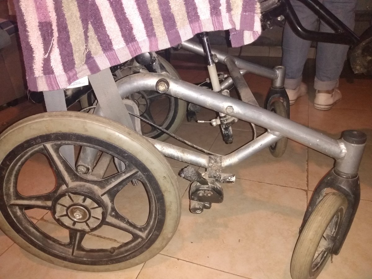 UlisesFasce's tweet photo. [POR FAVOR RT] Hace 3 meses que estamos esperando una respuesta por parte de IOMA para que MI HERMANO pueda tener una nueva silla de ruedas (Asuntos burocráticos). La que tiene actualmente (fotos) esta toda rota y vencida, el sábado se cayó de la misma y se rompió la nariz. https://t.co/cNM7tECYPb