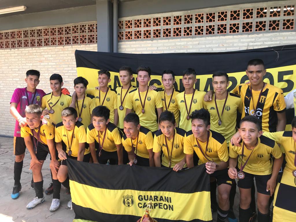 GuaraniEDF's tweet photo. LA ESCUELA ABORIGEN DE YPANÉ SE CONSAGRA 🤩
#Cat2008: Campeón Copa Academia 🏆
#Cat2005: Campeón Copa Asopefu 🏆
#Cat2009: Copa Bronce Asopefu 🏆
¡Felicitamos a los chicos e integrantes de la Escuela en Ypané, por la gran hazaña! 🥳🥳 #MiniLegendarios #SoyAborigen 💛🖤 https://t.co/ky5qnkKjrf