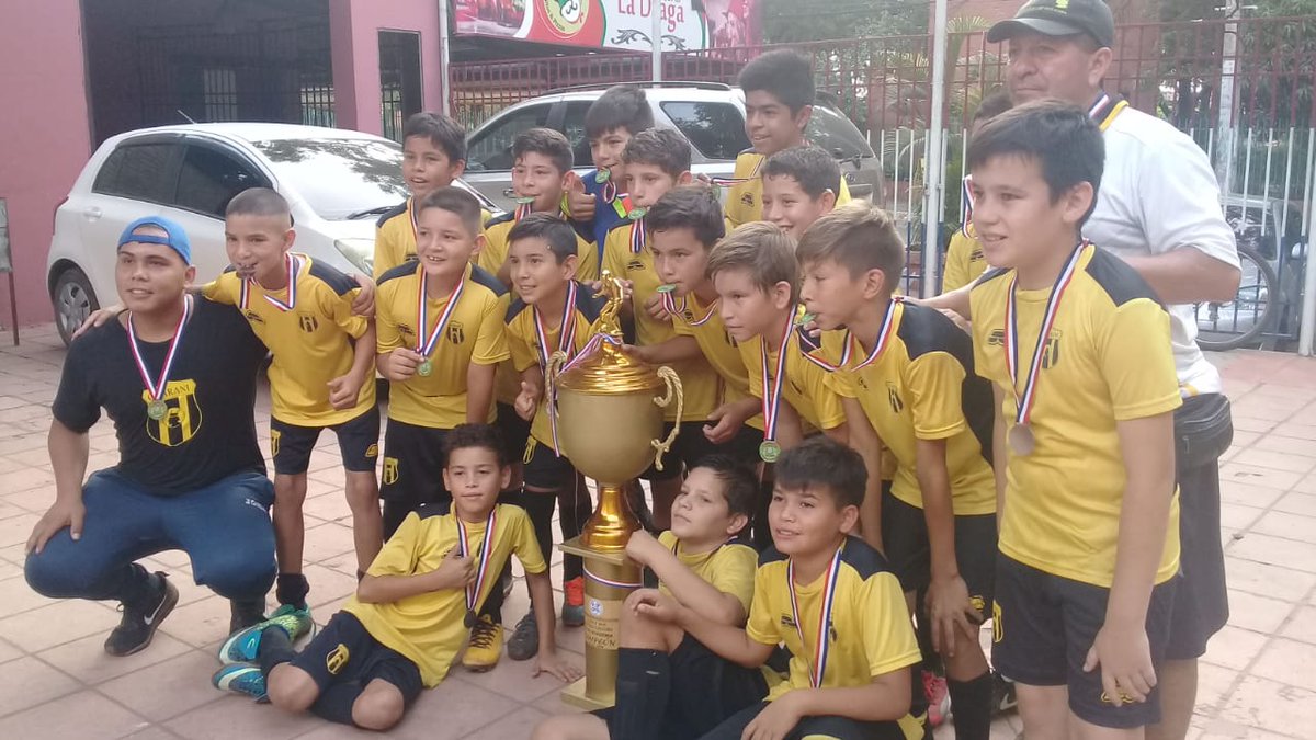 GuaraniEDF's tweet photo. LA ESCUELA ABORIGEN DE YPANÉ SE CONSAGRA 🤩
#Cat2008: Campeón Copa Academia 🏆
#Cat2005: Campeón Copa Asopefu 🏆
#Cat2009: Copa Bronce Asopefu 🏆
¡Felicitamos a los chicos e integrantes de la Escuela en Ypané, por la gran hazaña! 🥳🥳 #MiniLegendarios #SoyAborigen 💛🖤 https://t.co/ky5qnkKjrf