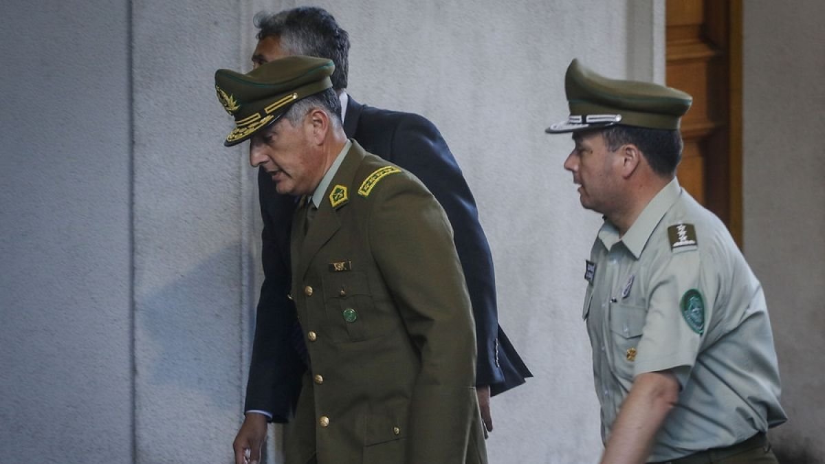 T13's tweet image. Gobierno da una semana a Carabineros para entregar informe con propuestas y sanciones a funcionarios » t13.cl/323013