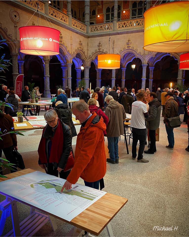 Thomas_A_Lokaal's tweet photo. Vandaag was de eerste dag van de #Ringdagen in de #Handelsbeurs. Veel belangstellenden kwamen opdagen om zich te informeren. Kom ook morgen nog naar de Ringdagen en ontdek de 7 Ringparken en een Scheldebrug. Je kan vragen stellen aan experten over hoe de Antwerpse Ring https://t.co/LpzsLgZrQg