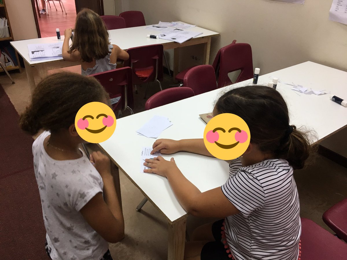 ana_c_c_gil's tweet image. We help each other read in #Portuguese #aismlearns #pyplanguage Grade 2