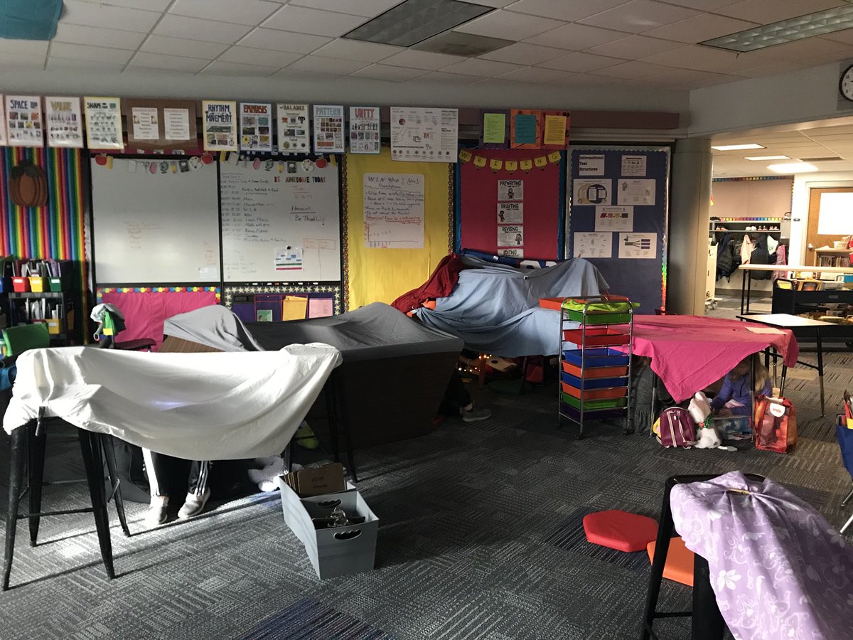 MrsThielitz4th's tweet photo. My students created their own Book Nooks today. They had to problem solve and work as teams to design their forts. Everyone participated and was having fun reading. #SdwView # https://t.co/ayOwrYdxyM