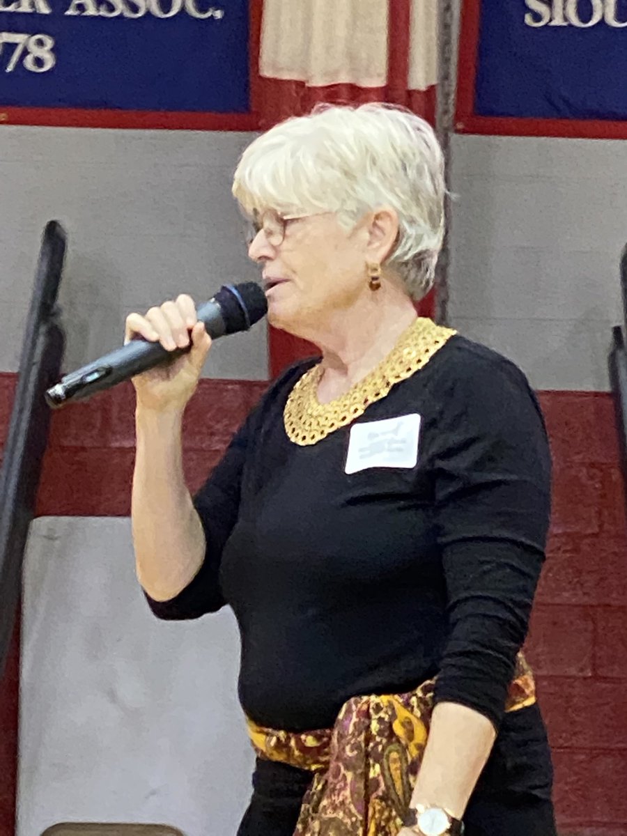 bsmithMFS's tweet image. Mrs McFeely tells us a story at Thanksgiving Happening. ⁦@mfsfox⁩