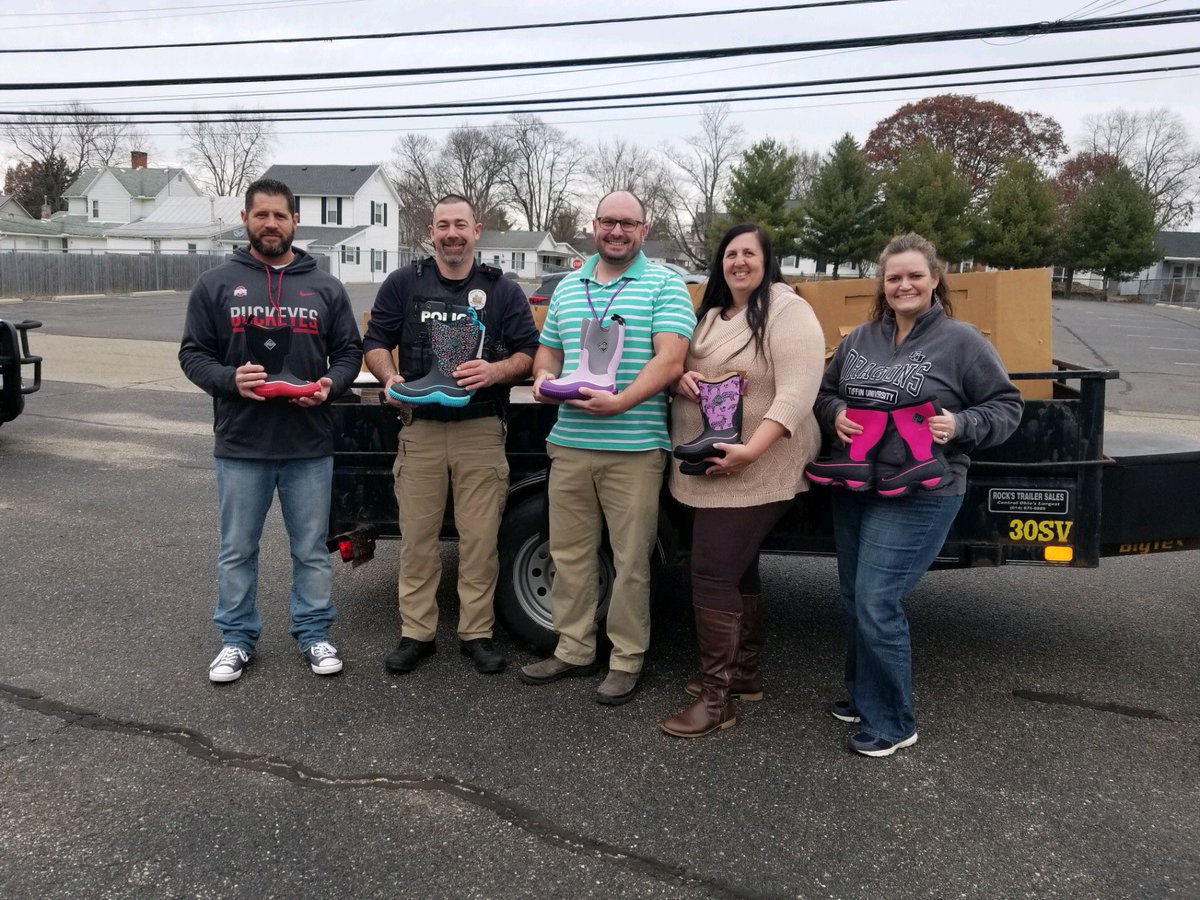 FoundationsOH's tweet photo. Christmas came early! 

Big thanks to United Way of Pickaway County for arranging this awesome donation of over 100 pairs of Muck brand waterproof boots for our kids! Boots will be distributed starting tonight. https://t.co/PW9ntXFae4