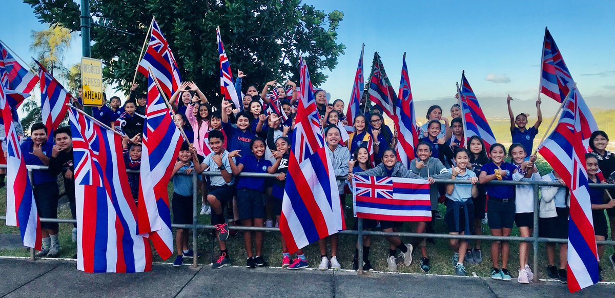 kskcampus's tweet photo. Yesterday our Elementary haumāna and kumu celebrated Lā Kūʻokoʻa by flag waving during morning dropoff! #IMuaKamehameha #OiwiLeaders #lākūʻokoʻa #worldclass #hcbe https://t.co/jIYetxulxm
