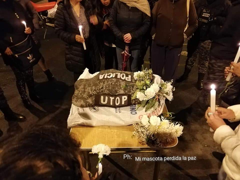 Pol_Boliviana's tweet photo. #LaPaz
El día de ayer lamentamos la partida de nuestra querida mascota, compañero en servicios y acuartelamientos, nuestro can Negrito. Lo despedimos como se merece junto a vecinos quienes fueron testigos de su cariño a los policias de #UTOP. Te extrañaremos peludito amigo https://t.co/xV5Y2PJqHg