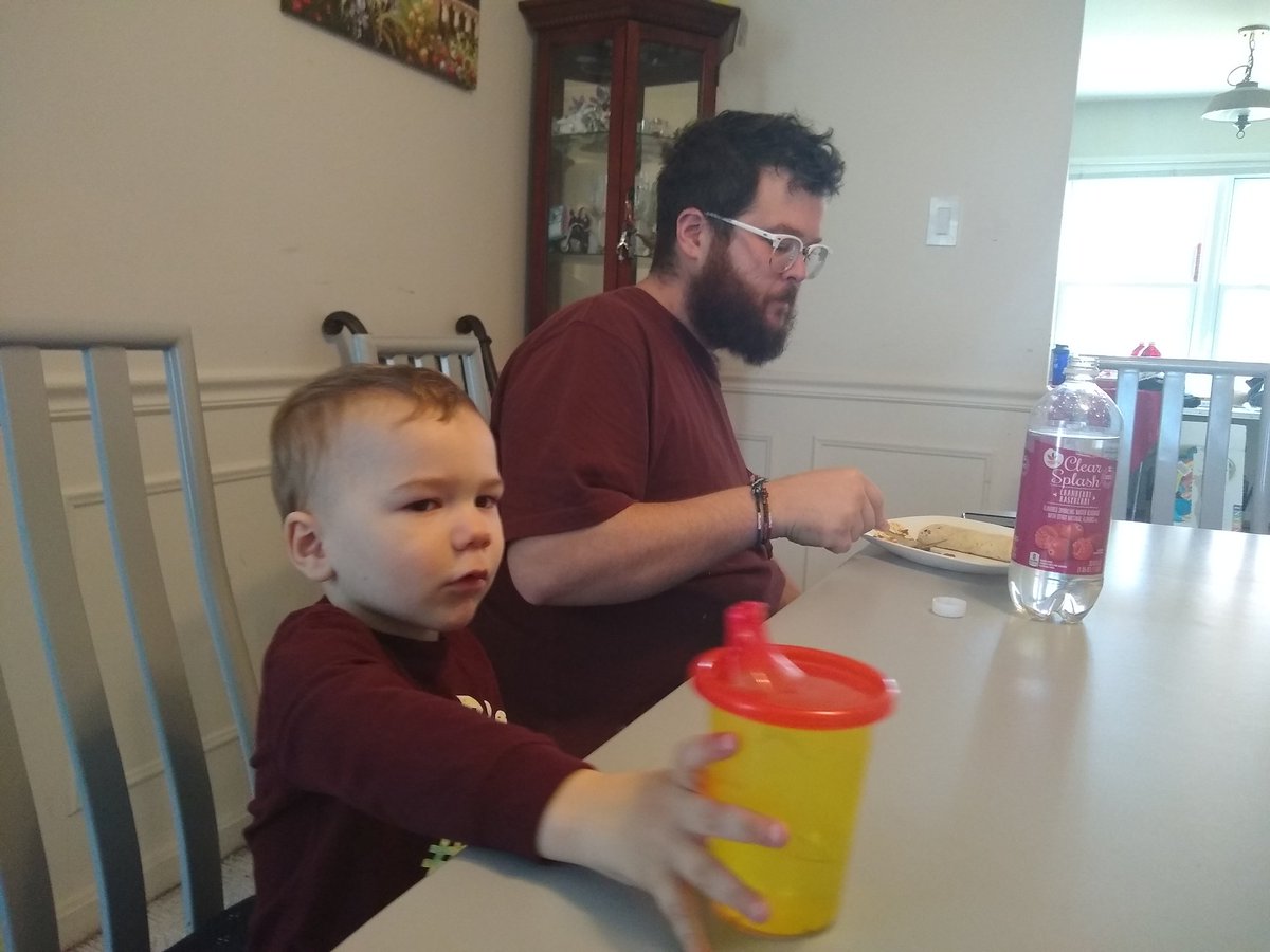 LovePersephone's tweet photo. These two cuties are having lunch and are matching. 🥰 https://t.co/5Nkb4Qt8ZY