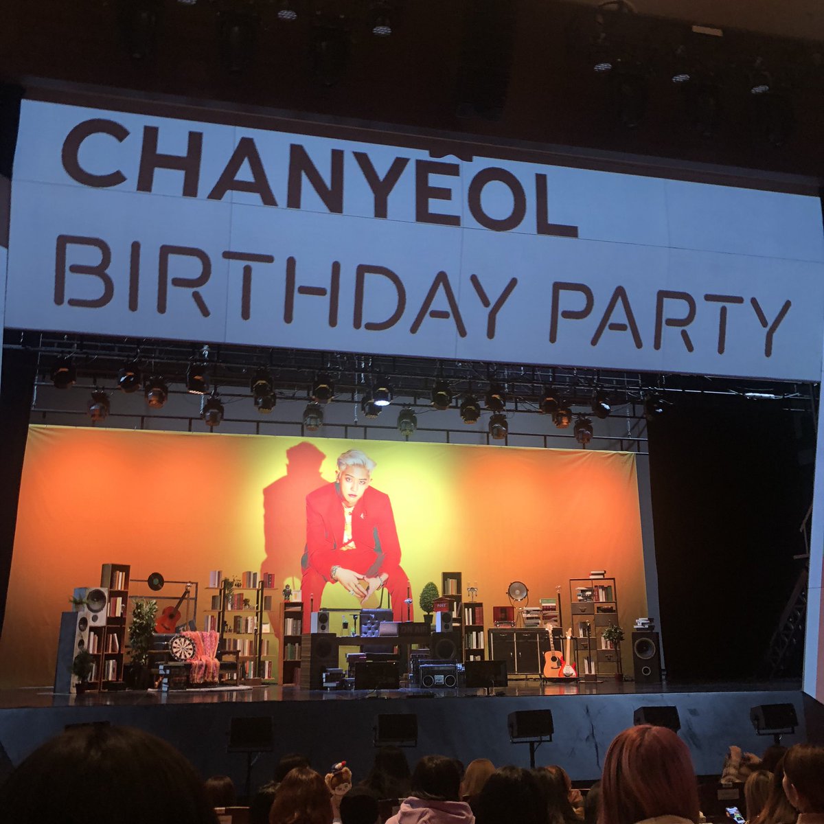 Qi_Tina's tweet photo. 우리 왕자님 생일 축하해!! 어제 방지까지 받을 수 있는 줄 몰랐엉... 엄 귀엽고 멋있다❤️❤️너무 행복해^^ #향상찬열이편 
#HappyLoeyDay #HappyChanyeolDay 
#찬열아생일축하해 https://t.co/S85OaAGBA7