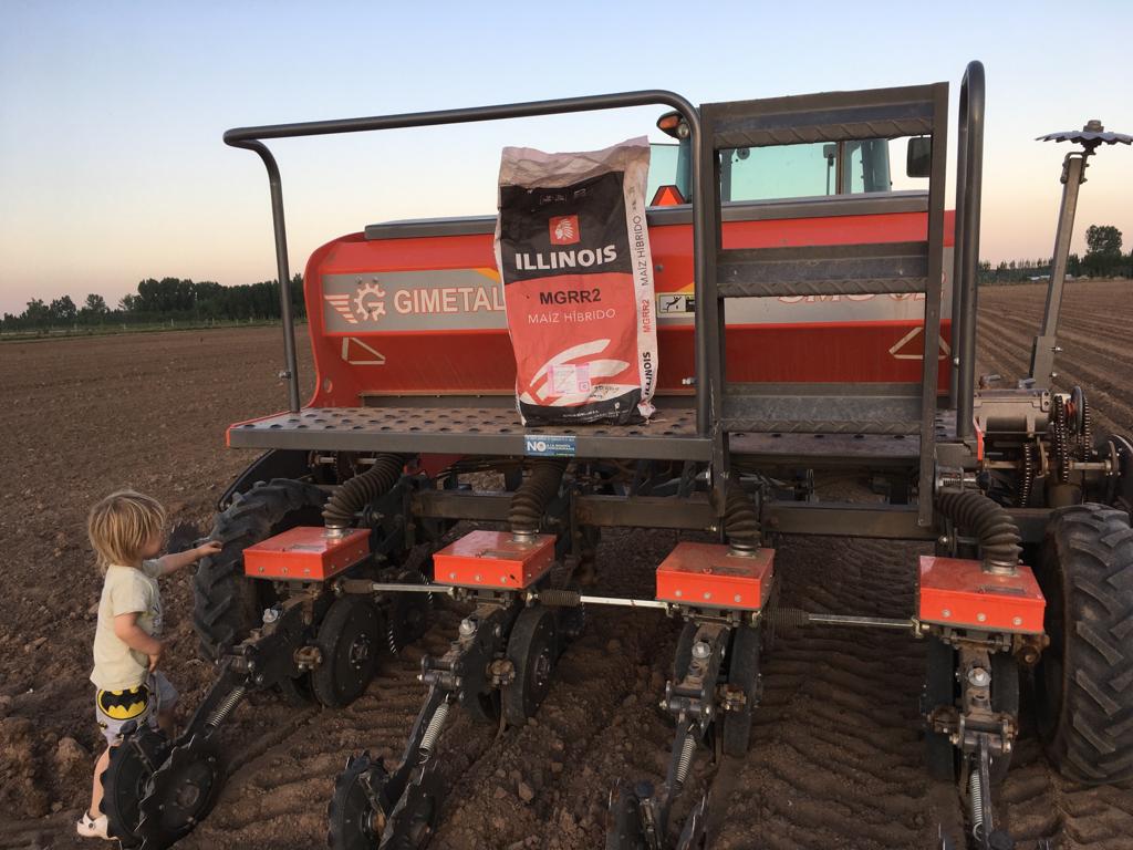 Sem_Illinois's tweet photo. 🌽 #Siembra de #I550 VT3PRO en Valle de Uco (Mendoza) con nuestro distribuidor #PotenciarAgro
#Siembra19 #Campaña2020 #Maiz https://t.co/NjUdXl8WIO