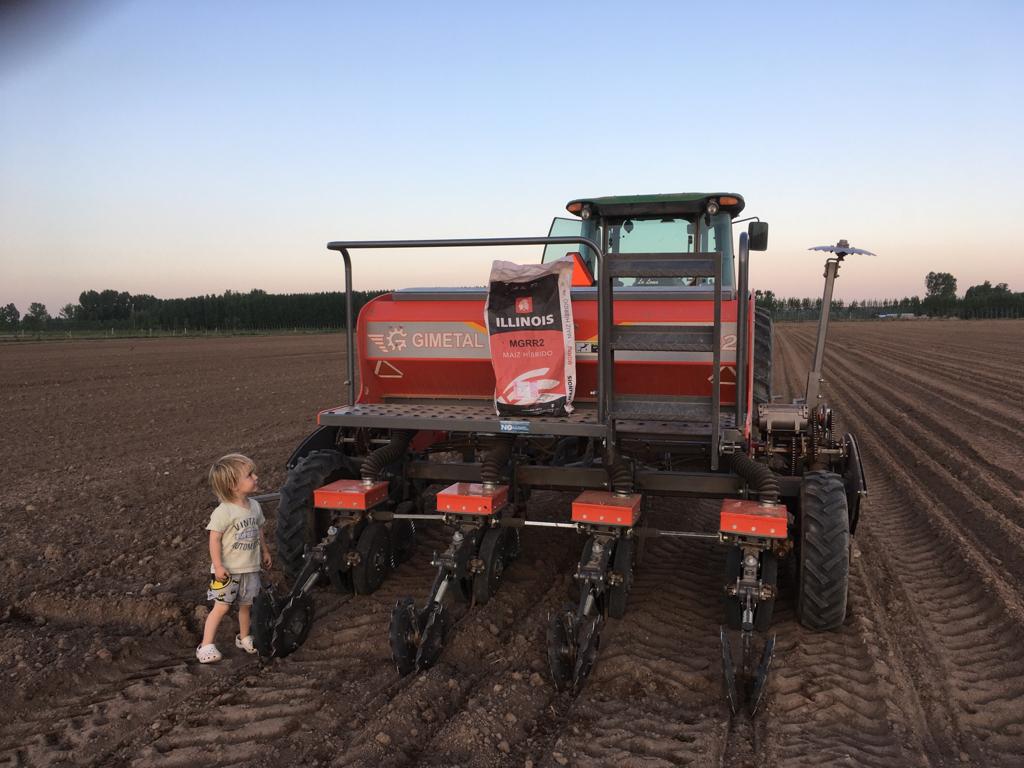 Sem_Illinois's tweet photo. 🌽 #Siembra de #I550 VT3PRO en Valle de Uco (Mendoza) con nuestro distribuidor #PotenciarAgro
#Siembra19 #Campaña2020 #Maiz https://t.co/NjUdXl8WIO