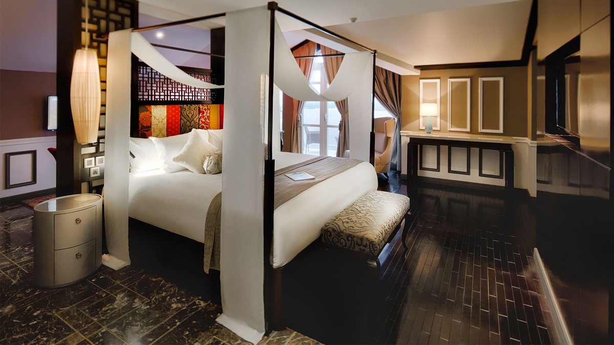 paradisesonline's tweet photo. Waking up to the grand views of Hoai River and Hoi An. Enjoy chic life, privilleges at Executive Lounge. #HotelRoyalHoiAn

#Vietnam #asia #hanoi #visitvietnam #vietnamtrip #vietnamcharm #southeastasia #beautifuldestination #beautifulhotels #vacations #travelandleisures https://t.co/3DZys27ClY