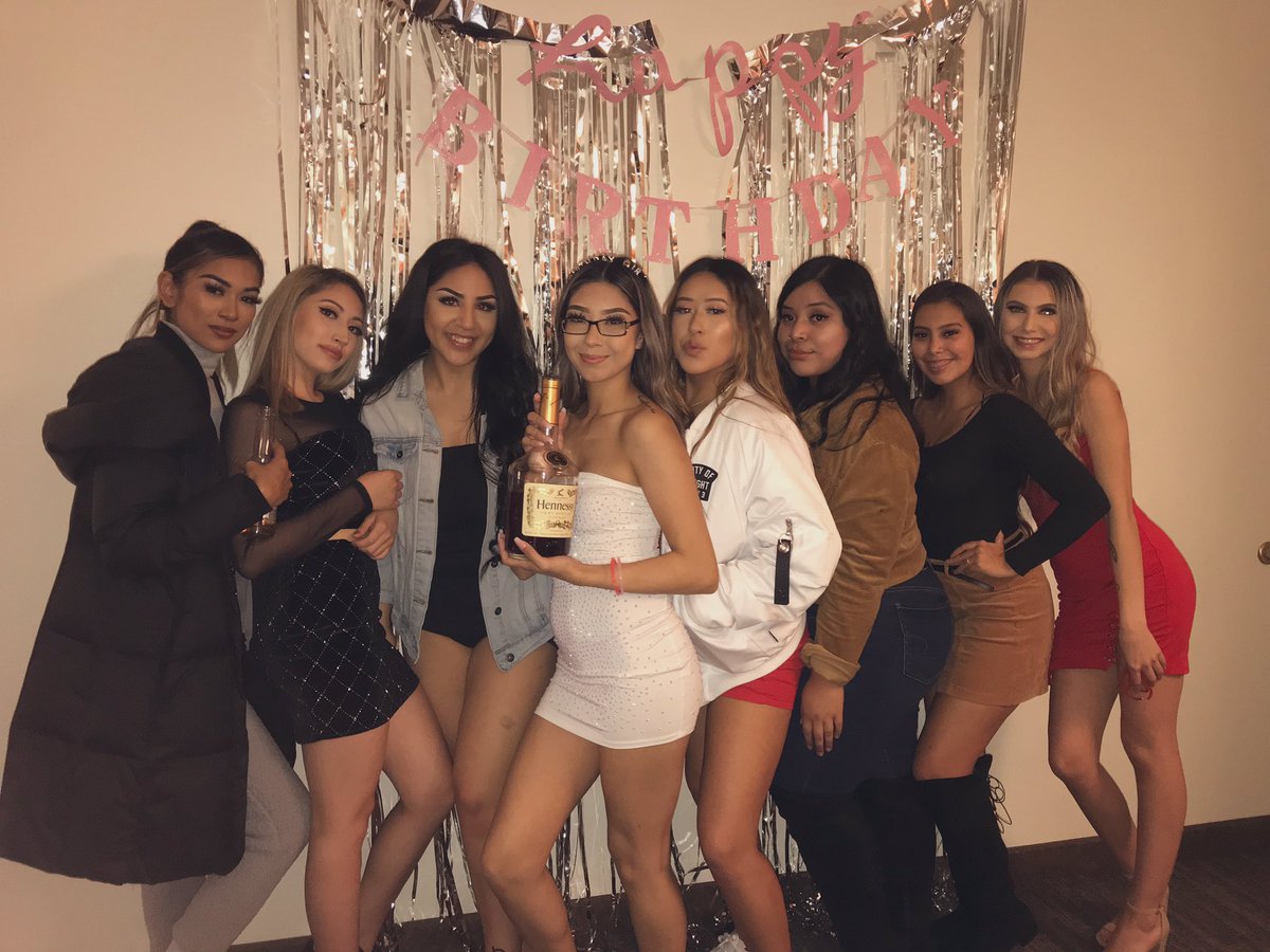 qdanielaa_'s tweet photo. Happy 21st B 🖤✨
#BadBitchesClub https://t.co/bLOgEdpLmb