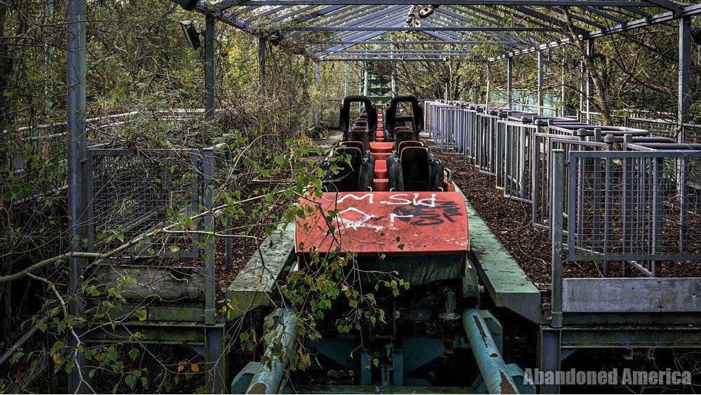 1/ Six Flags New Orleans is one of the youngest of the abandoned places I've visited, and at 140 acres, certainly one of the larger ones. Open for only 5 years, it's been a ruin for longer than it was in use. What happens after you abandon an entire amusement park?