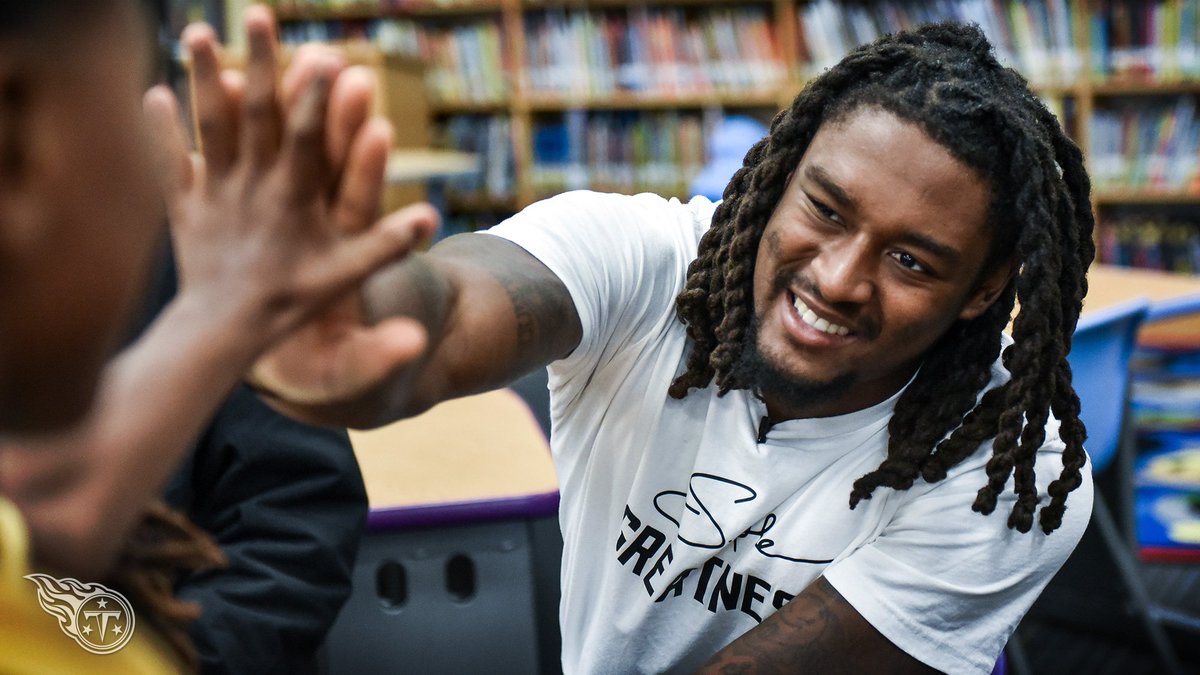 Titans's tweet photo. Tye Smith (@TyeSmithCB) catered a Thanksgiving meal to the entire Buena Vista Elementary School to ensure they had something to eat this holiday season.
#TitansCommunity | #SimpleGreatness https://t.co/P8TfXRoVhE