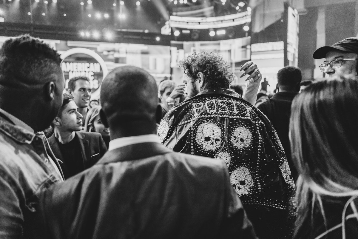 AMAs's tweet photo. Commercial breaks at the #AMAs https://t.co/CDbh9F17O3