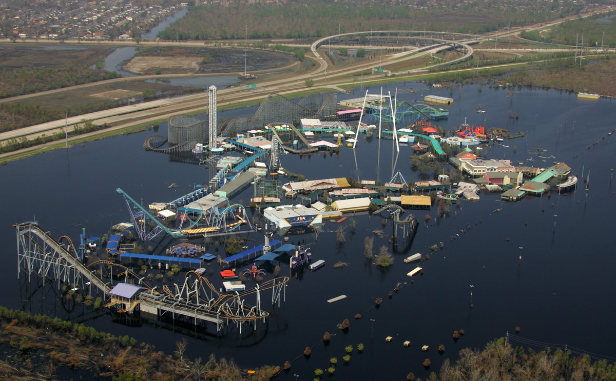 4/ Hurricane Katrina slammed into New Orleans that month, and in addition to the other destruction it wreaked, Six Flags NO - located in a basin - was submerged in 4 to 7 feet of water for over a month.(Photo credit: Bob McMillan/FEMA Photo Library)