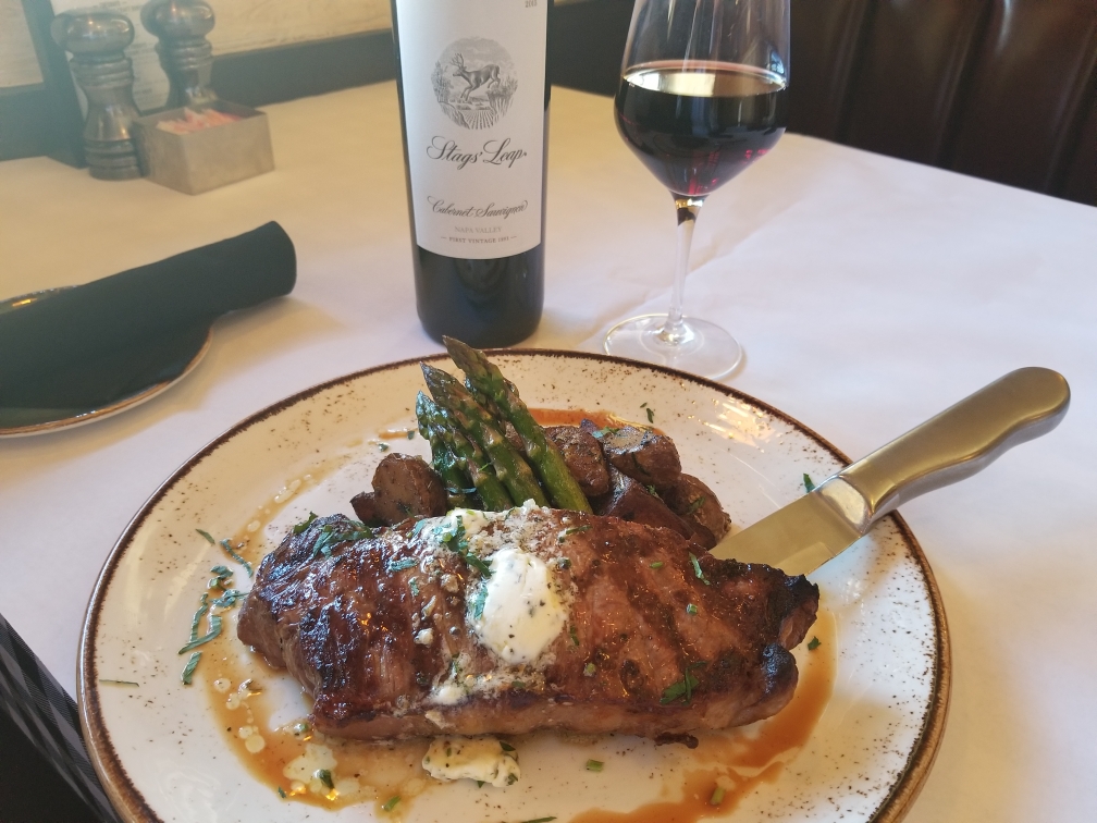 Before the Thanksgiving celebrations kick off, stop in for a relaxing dinner tonight. 🍷
