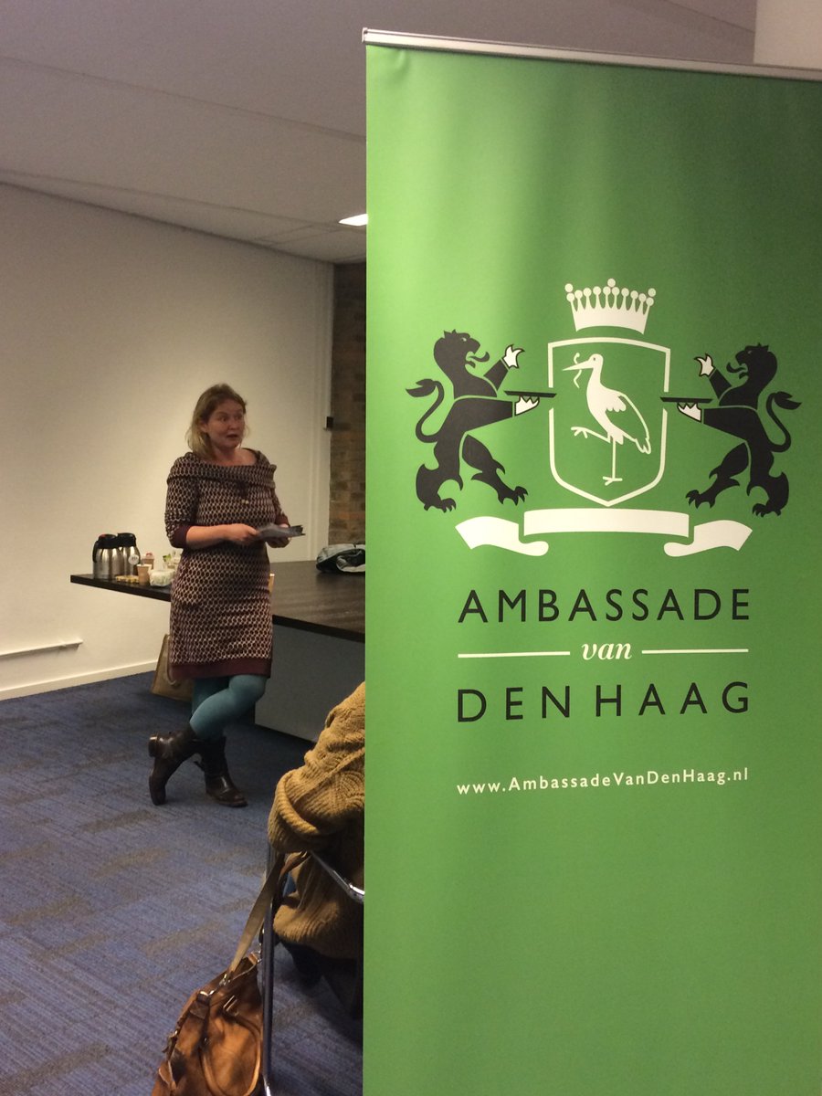 AmbassadevanDH's tweet photo. In december kun je ons bij allerlei activiteiten en evenementen tegenkomen. Vandaag was de briefing. Wij zijn er klaar voor!
#briefing #royalwinter #CityHosts #TheHague #AmbassadevanDenHaag https://t.co/zIxrmdX47J