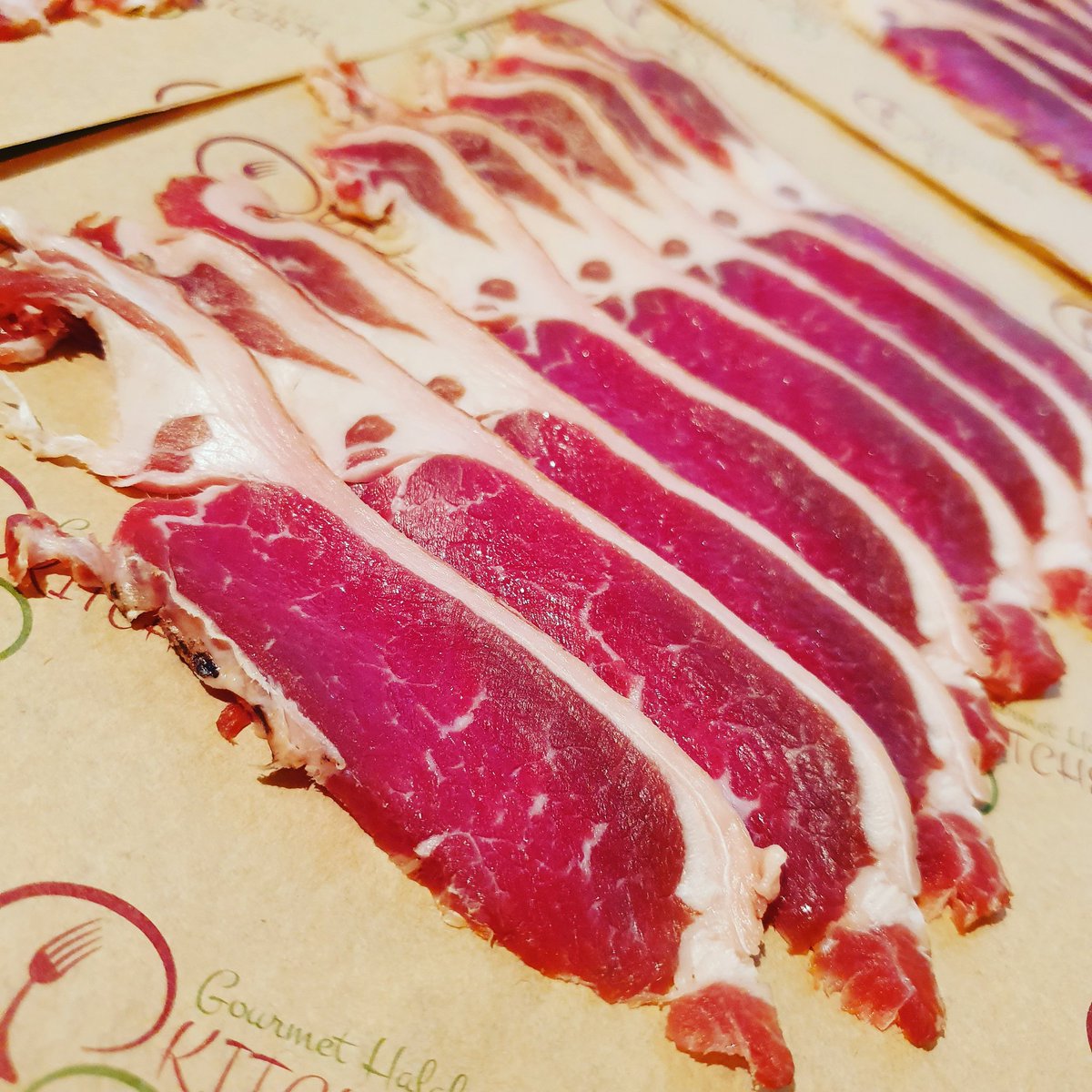KitchenHalal's tweet image. Have you tried our cherrywood or apple wood lamb bacon??  #sogood
Order now online:
gourmethalalkitchen.co.uk
#lambbacon #lamb #halallamb #artisan #cured #smoked #cherrywood #applewood #coldsmoked #halal #hmc #halalfood #gourmet #delicious #deliciousfood