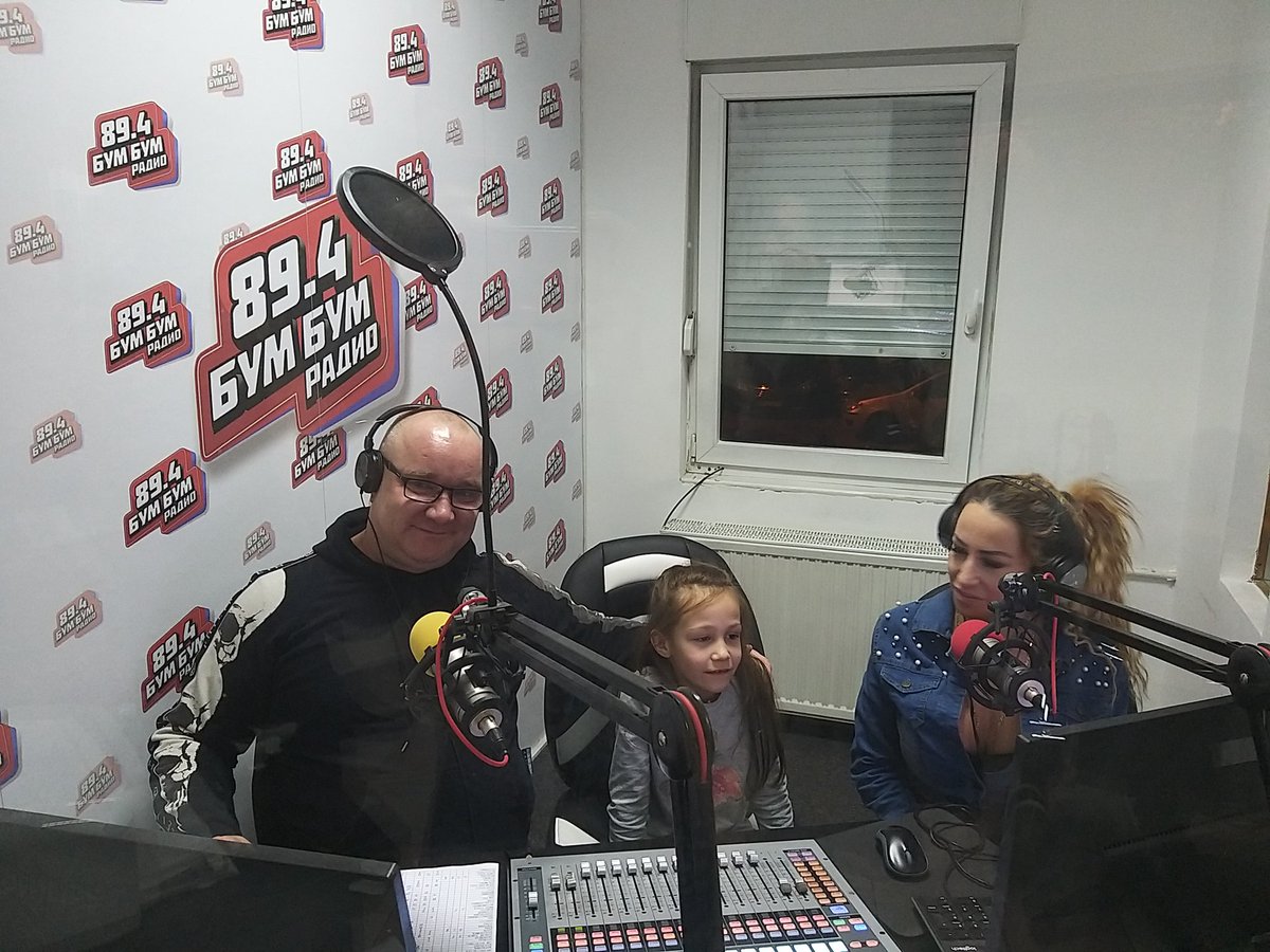 OnaKojuVole's tweet image. Gostovanje na Bum Bum radiju, mene niko nije slikao, ova mala je ukrala svojih 5min slave. Tema- paketici za decu koja praznike provode u bolnici- u toku skupljanje donacija! ❤