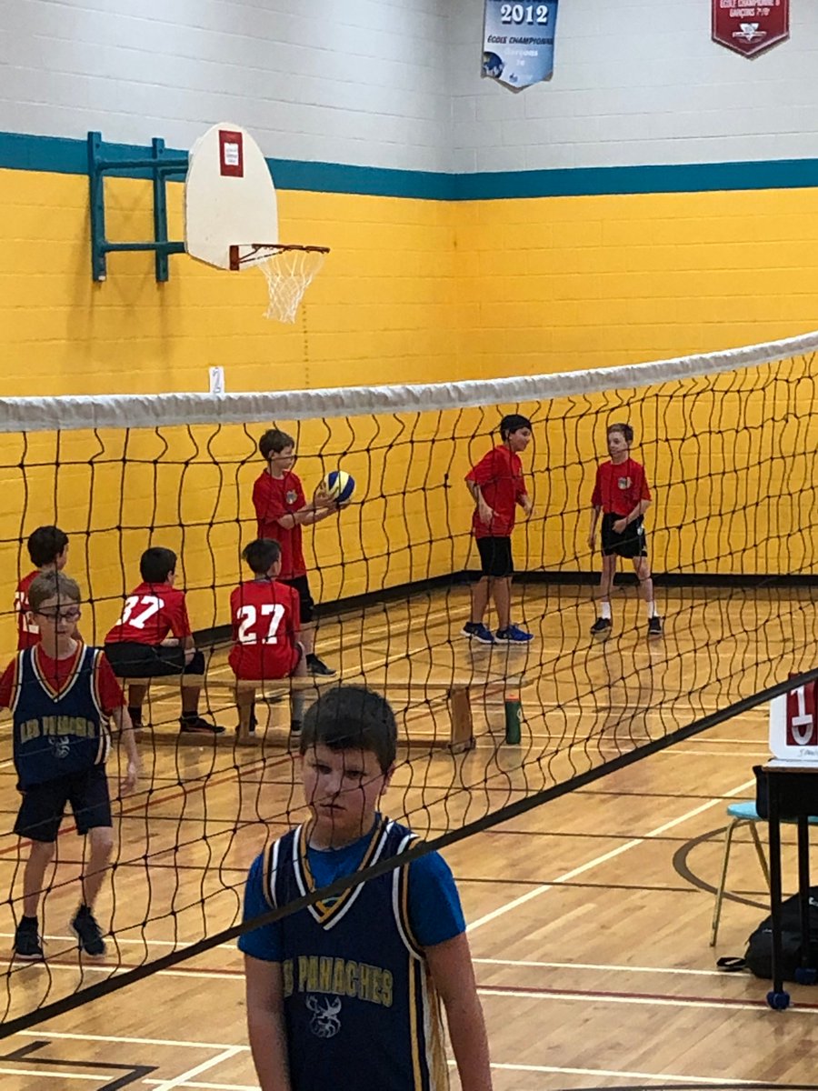 De belles victoires pour nos joueurs de volleyball aujourd'hui à Rouleau. Les élèves de plusieurs écoles environnantes ont participé au tournoi organisé par M. Pascal. Merci à nos arbitres Marc-Olivier McCarthy, Mathieu Sauvé, Annabelle Ménard et Derrick Larocque. Que du plaisir!