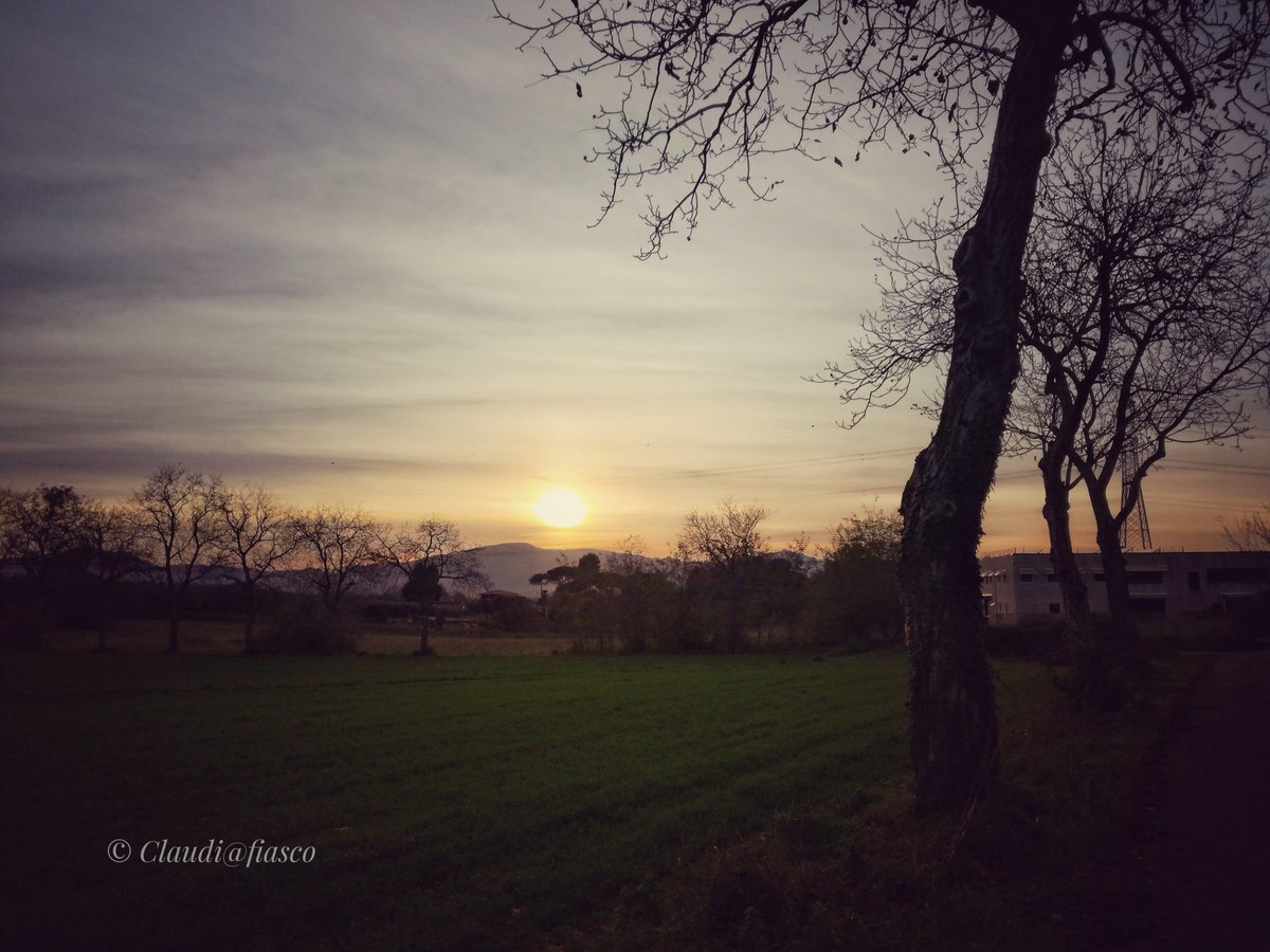 merdeme67's tweet photo. *Window of glare as he walks away*(my own)
#TheStormHour #ThePhotoHour #sunset #novemberends #tuesdayvibes https://t.co/FsSYhd3njV