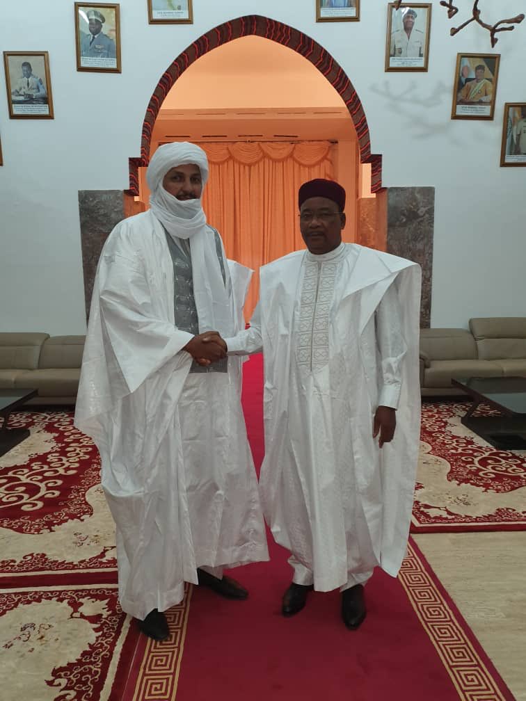 Baba_A_'s tweet photo. #Mali-#Niger: Rencontre ce 26 novembre entre le secrétaire général du #HCUA, Alghabass Ag #Intalla et @IssoufouMhm en présence du chef des renseignements nigériens, le général Koré. Fini la crise entre #Niamey et #KIDAL ? https://t.co/EPpfNAwNvK