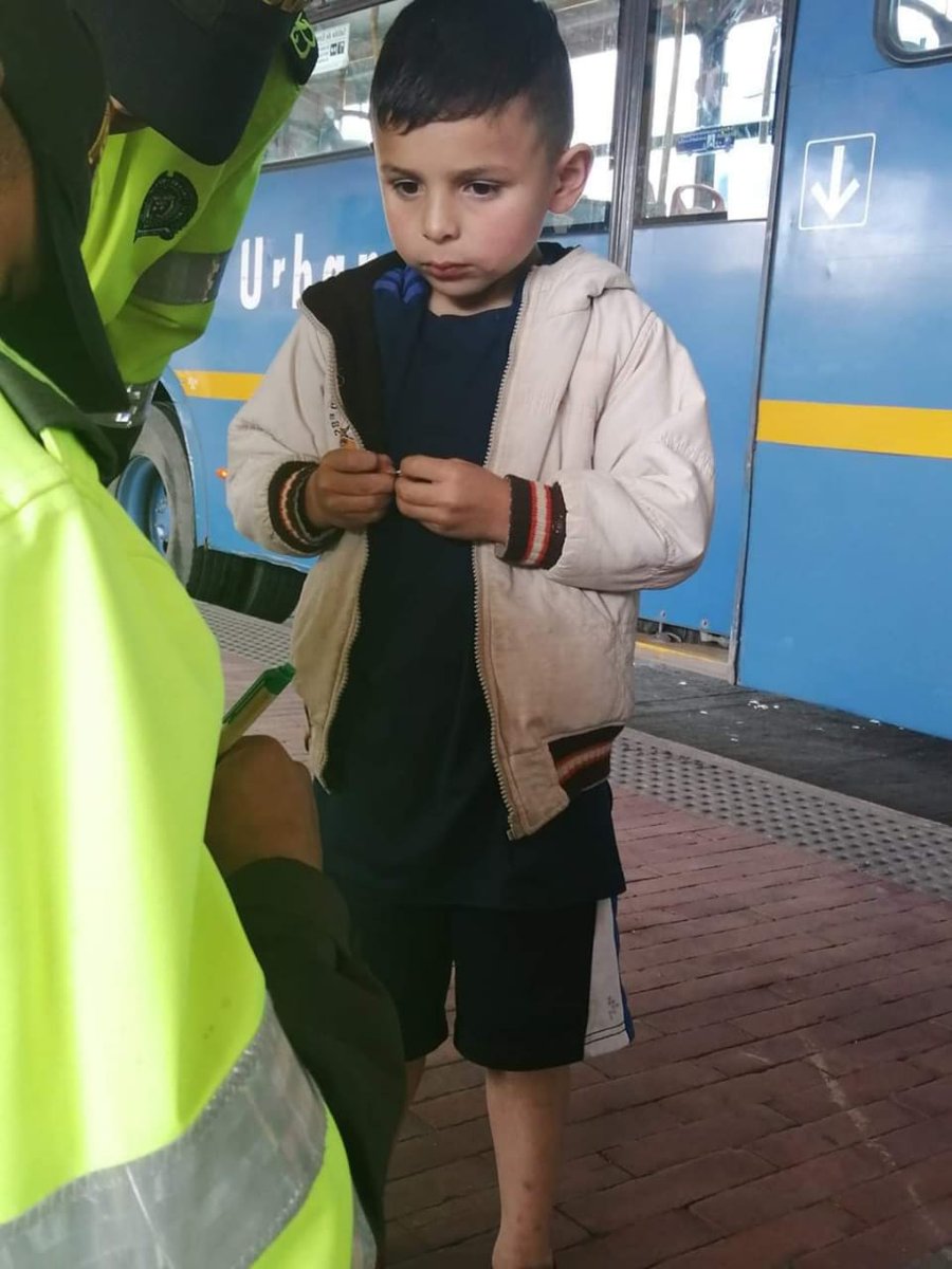 Oskr75's tweet photo. Alguien lo conoce? llego solito a portal usme.
Se llama Juan Sebastián salgado, llegó sobre las 2:40 pm hoy 26 de nov., quedó con la policía, el niño dice que estaba con una vecina
#SOS
Por favor difundir #RT 
@MONYRODRIGUEZOF @cejaspobladas @lanathica @Alejandrapenha @IntiMesias https://t.co/qoEoSLLXJf
