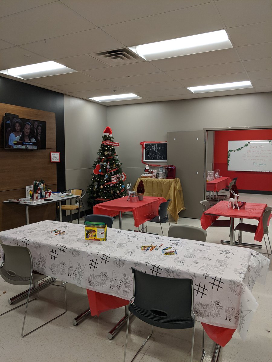 Kpatrick0310's tweet image. T1465 ready to rock in the busiest week of the year! We are #blackfriday ready and have lots of fun things going in the breakroom! #ornamentdecorating #coloringtable #allthefood #D137HRdeckingthehalls

@RickyVargas2 @jamaal_edwards @Andrea_Bouck @BridgetMcP29 @ashleightgt1465