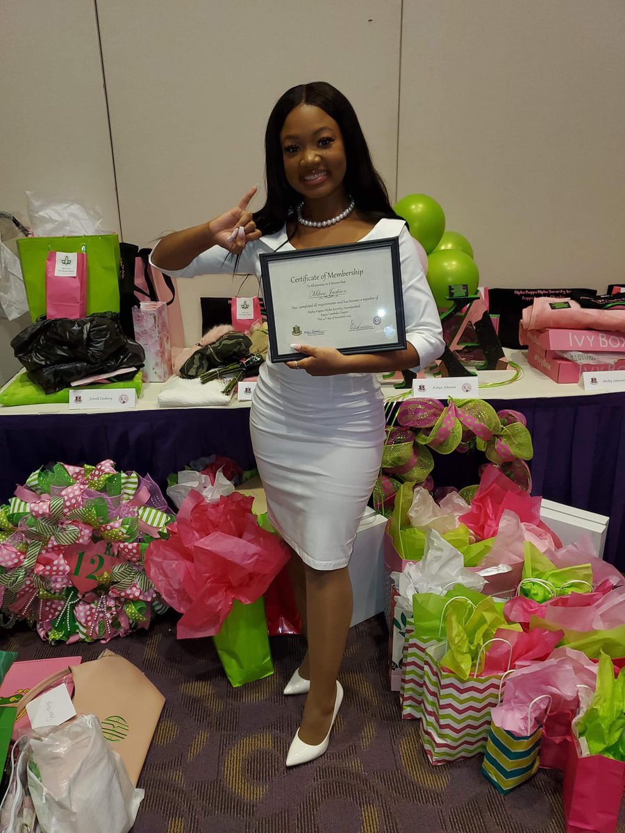 jackson_mikea's tweet image. It is a SERIOUS MATTER to be an AKA so you will now refer to me as Kompelling 💚💖
#Fall19 #Tr3Club #KeepingUpWithKL