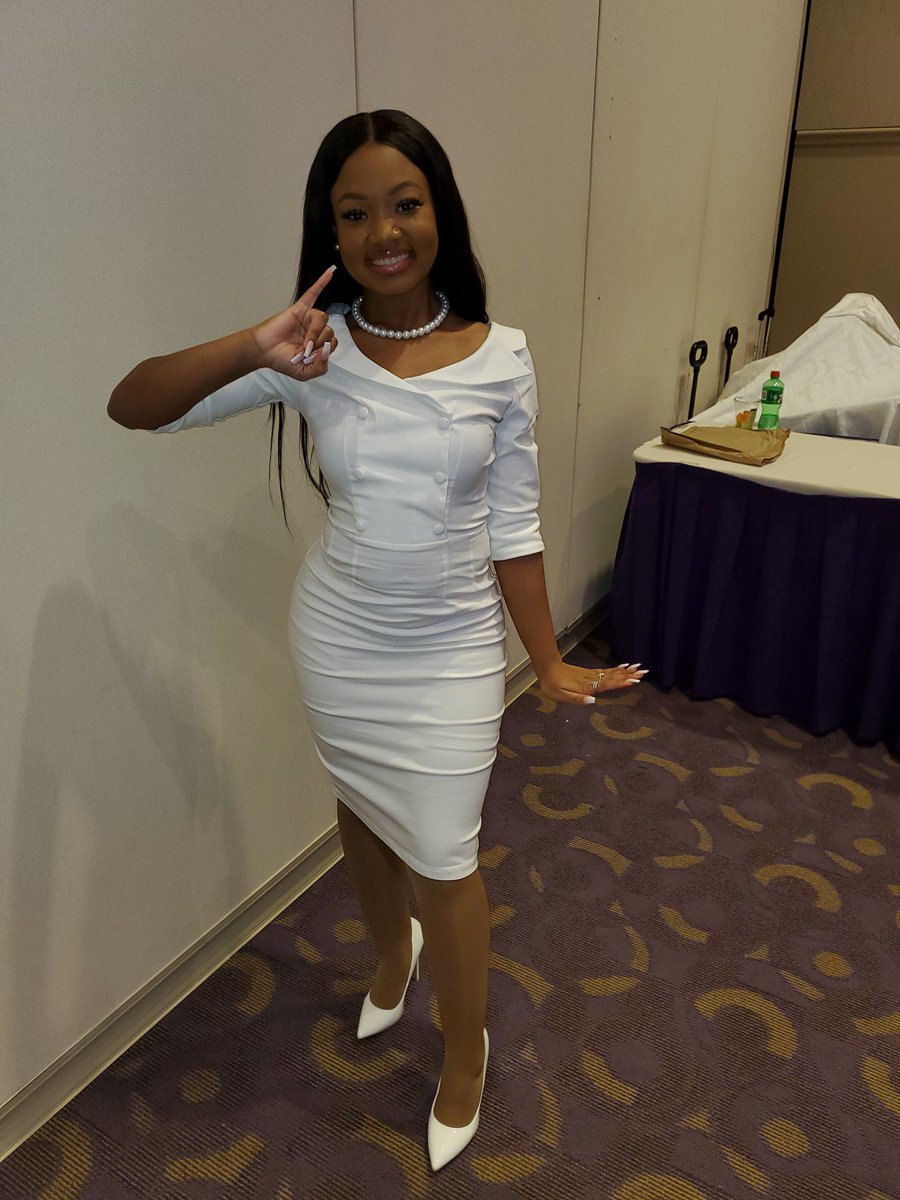 jackson_mikea's tweet image. It is a SERIOUS MATTER to be an AKA so you will now refer to me as Kompelling 💚💖
#Fall19 #Tr3Club #KeepingUpWithKL