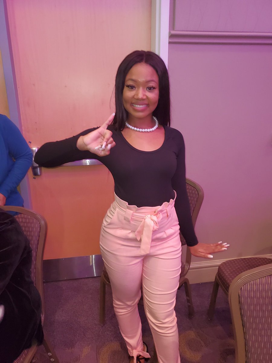 jackson_mikea's tweet image. It is a SERIOUS MATTER to be an AKA so you will now refer to me as Kompelling 💚💖
#Fall19 #Tr3Club #KeepingUpWithKL