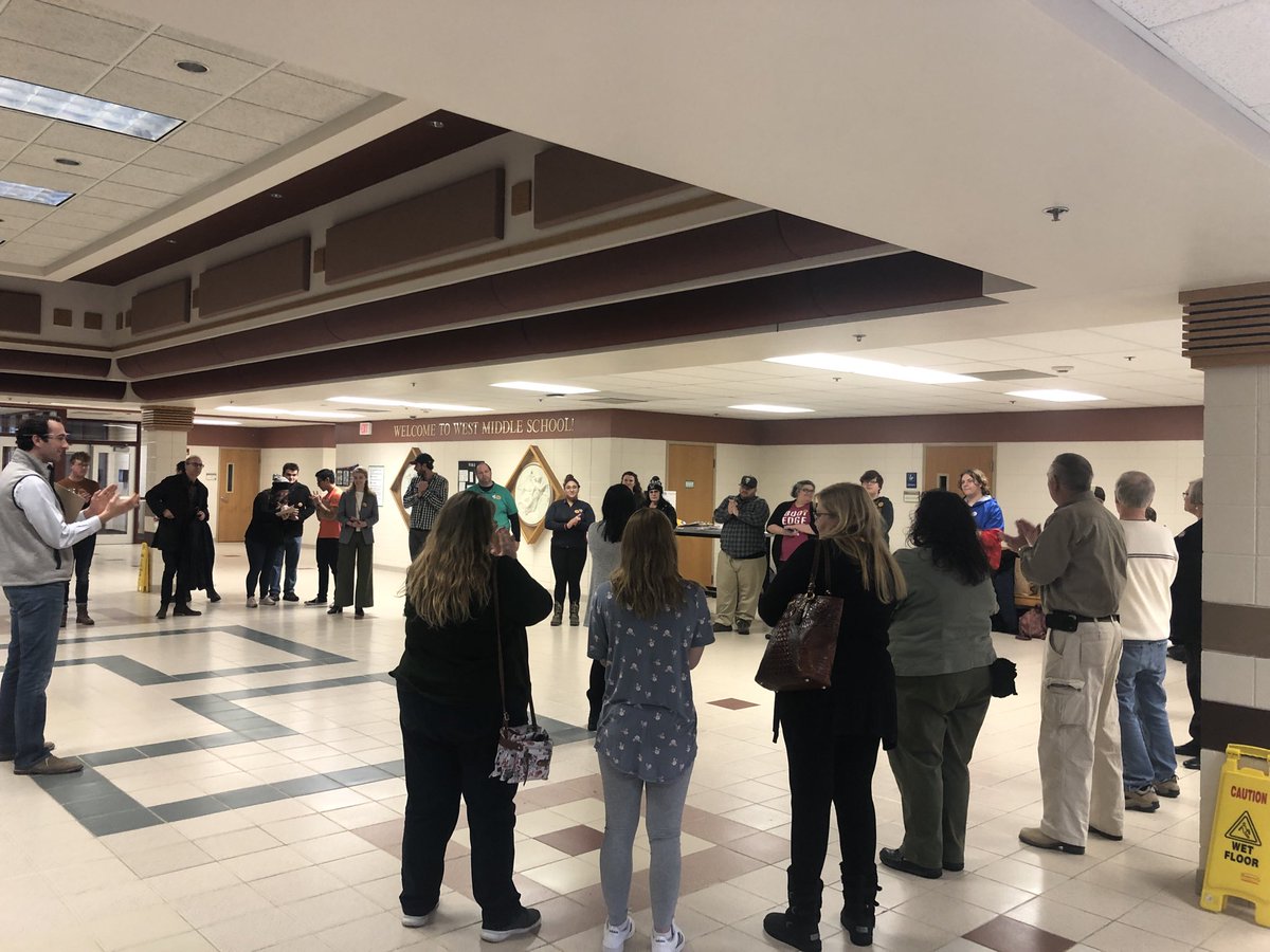 SydneyThroop's tweet photo. Even though it looks a little snowy out (2nd photo), we’ve got an AMAZING volunteer crew ready to go tonight in Sioux City (1st photo)! Go #RegionWON!
cc: @JohnScian, @HannahRehm2, @mbaldovino_pfa and the rest of this stellar crew! https://t.co/e3i2suJaRp