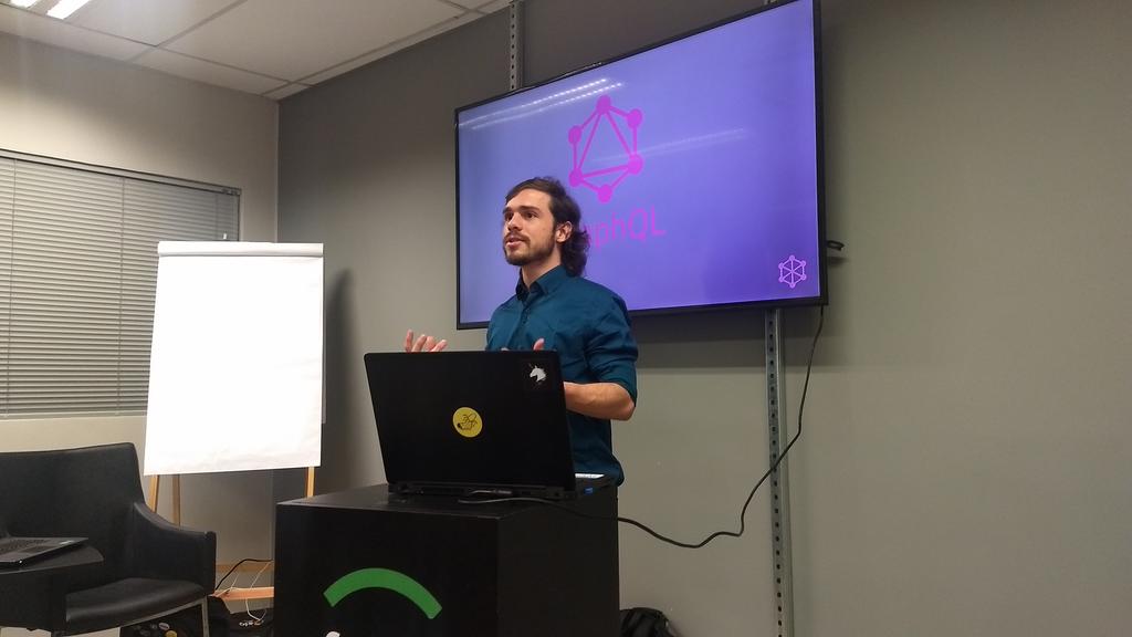 nodejspoa's tweet photo. @fh_andn abrindo o #meetup falando sobre #GraphQL e #NodeJS. https://t.co/AXdUeXOn7t