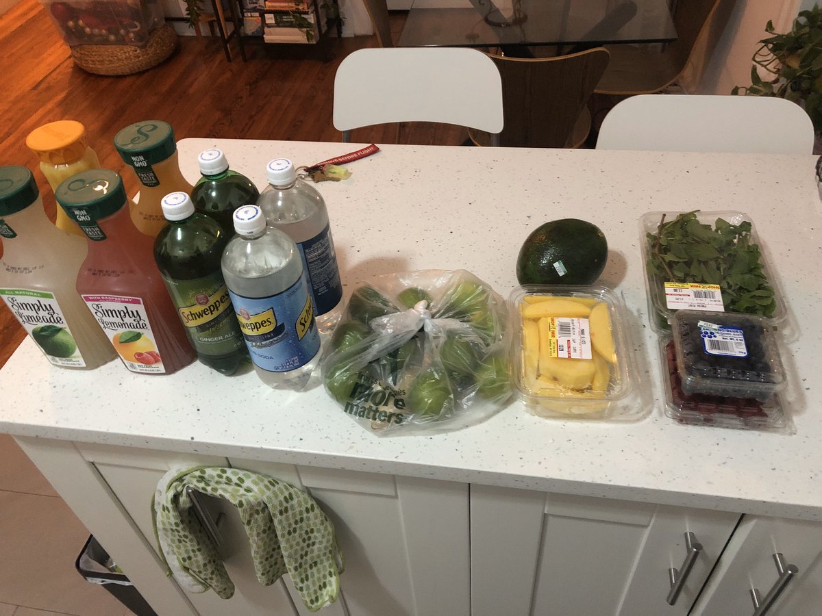 Mundolll's tweet photo. Llegaron las beers y los mixers. #Fuimono #Thanksgiving #Friendsgiving #Christmas #PorUnBuenAño #JingleTheFuckingBells #Brooklyn #PuertoRico https://t.co/j1ExJc3r0d