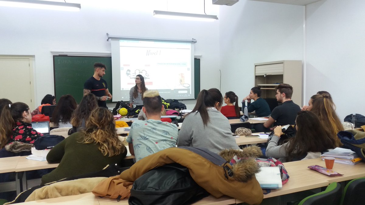 PREVEN16's tweet photo. Alumnos del tercer curso de Grado en Relaciones Laborales y RRHH de la Facultad de Ciencias del Trabajo, han tenido la oportunidad de recibir formación práctica sobre EPIS de bomberos, impartida por Abran de Coo, Bombero del Parque de Bomberos de Palencia https://t.co/L3YtO8OLwe