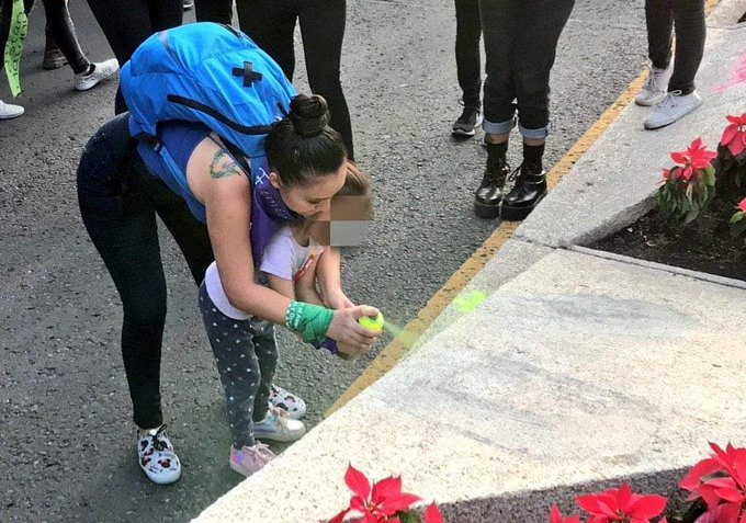 sandrink's tweet photo. Yo siempre estaré bien agradecida con mi madre porque me enseñó a nunca quedarme callada.

Insisto: Un graffiti es un símbolo de emancipación y amo que a esa niña la enseñen a emanciparse de tan chiquita.

#EllasSíMeRepresentan https://t.co/xH6ol9WGUA