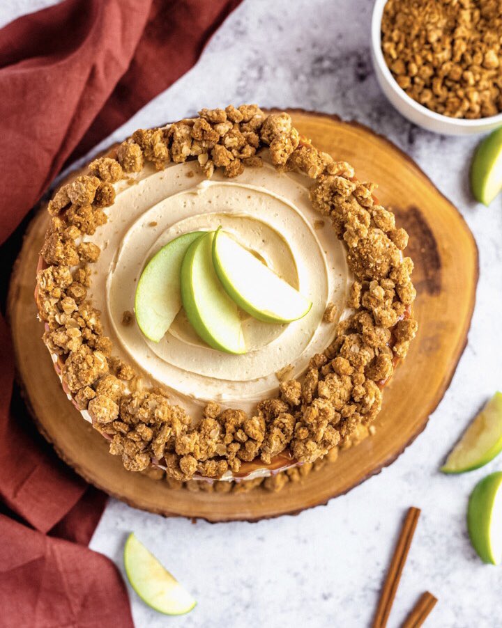 QueenAppetit's tweet image. Happy #NationalCakeDay! This Caramel Apple Crumble Cake has layers of moist spiced apple cake, delicious homemade apple filling and is covered in a luscious caramel cream cheese frosting and crunchy baked crumble.  Autumn perfection! queensleeappetit.com/caramel-apple-…