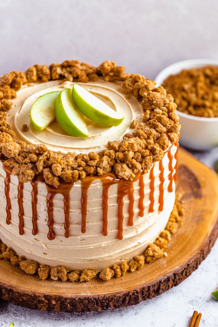 QueenAppetit's tweet image. Happy #NationalCakeDay! This Caramel Apple Crumble Cake has layers of moist spiced apple cake, delicious homemade apple filling and is covered in a luscious caramel cream cheese frosting and crunchy baked crumble.  Autumn perfection! queensleeappetit.com/caramel-apple-…