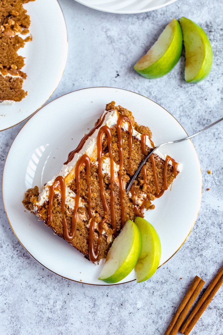 QueenAppetit's tweet image. Happy #NationalCakeDay! This Caramel Apple Crumble Cake has layers of moist spiced apple cake, delicious homemade apple filling and is covered in a luscious caramel cream cheese frosting and crunchy baked crumble.  Autumn perfection! queensleeappetit.com/caramel-apple-…