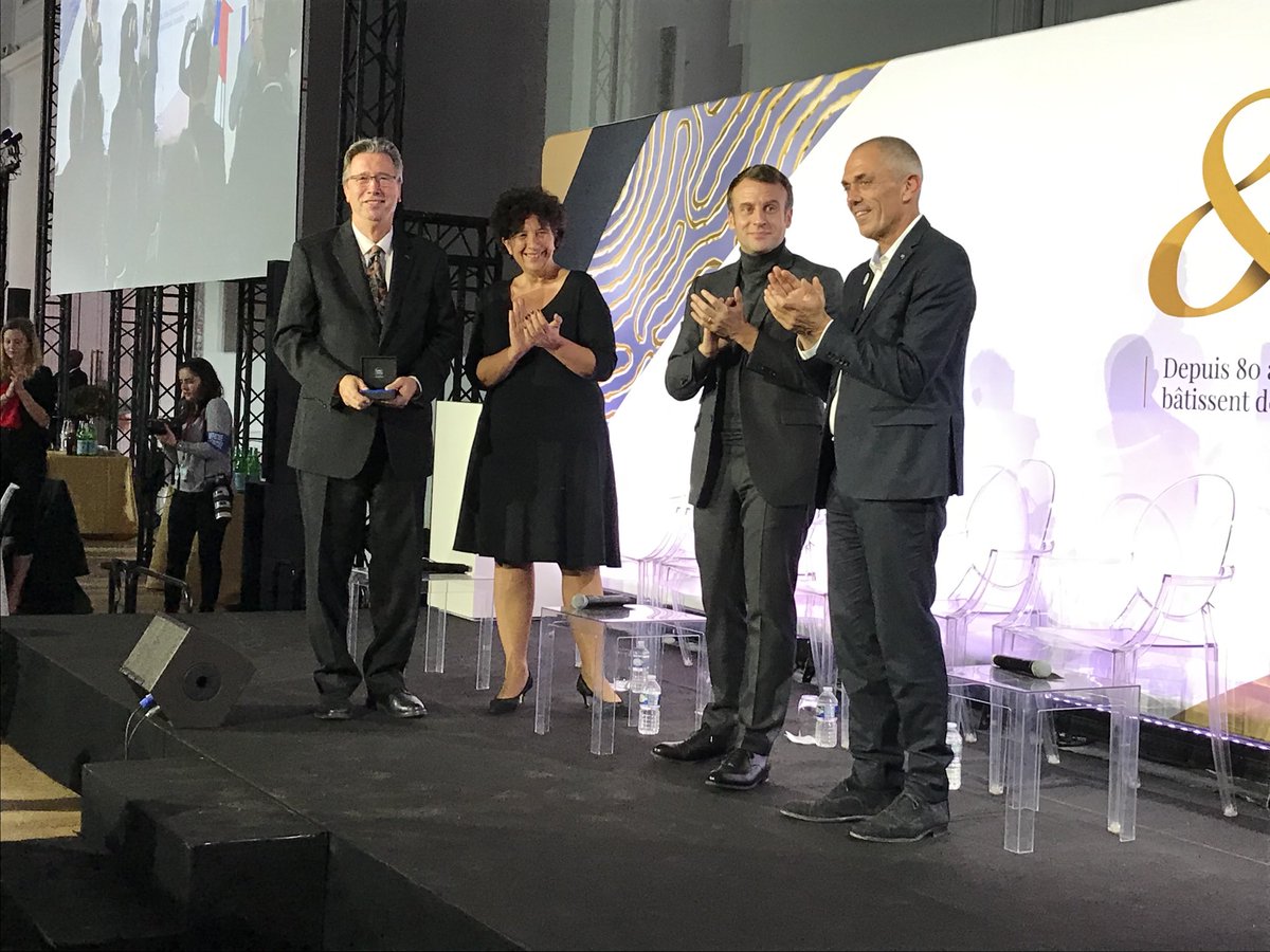 Remise ce soir au Grand Palais de la Médaille d’Or du CNRS à Thomas Ebbesen par le Président Emmanuel Macron. Bravo Thomas, et merci pour cette très belle science. ⁦@INC_CNRS⁩  <a href="/CNRS/">CNRS 🌍</a> #80ansCNRS ⁦<a href="/unistra/">-</a>⁩