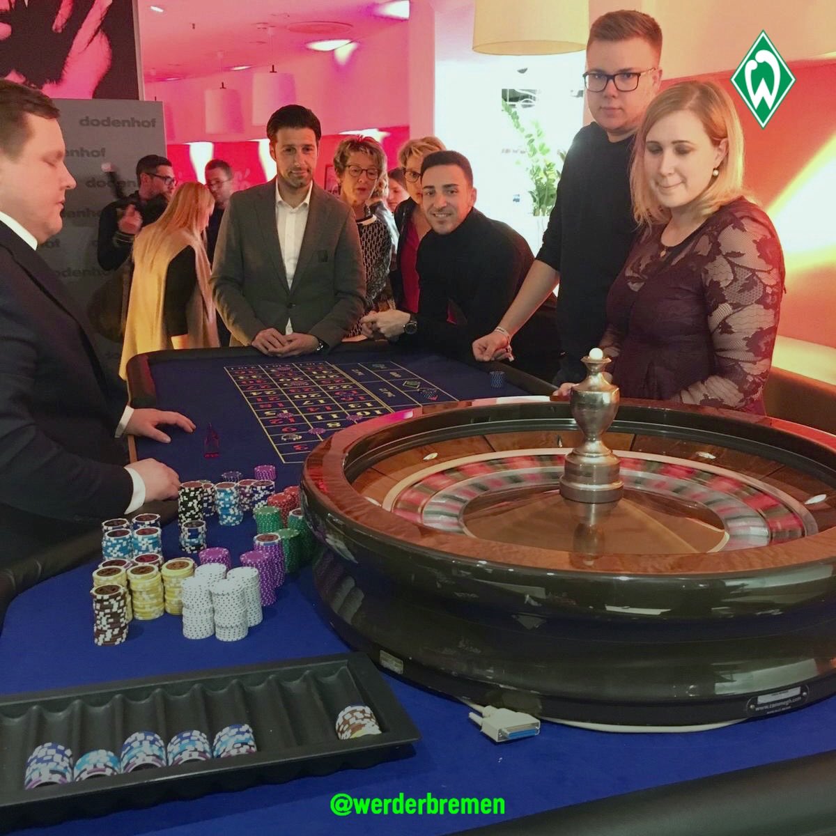 werderbremen's tweet photo. Game on! ♣️♠️♥️♦️🎲
Ilia #Gruev und Kevin #Möhwald konnten heute Abend ihr Glück und/oder Geschick am Poker- und Roulettetisch unseres Partners #Dodenhof unter Beweis stellen.
#Werder https://t.co/hia1nMLfyj