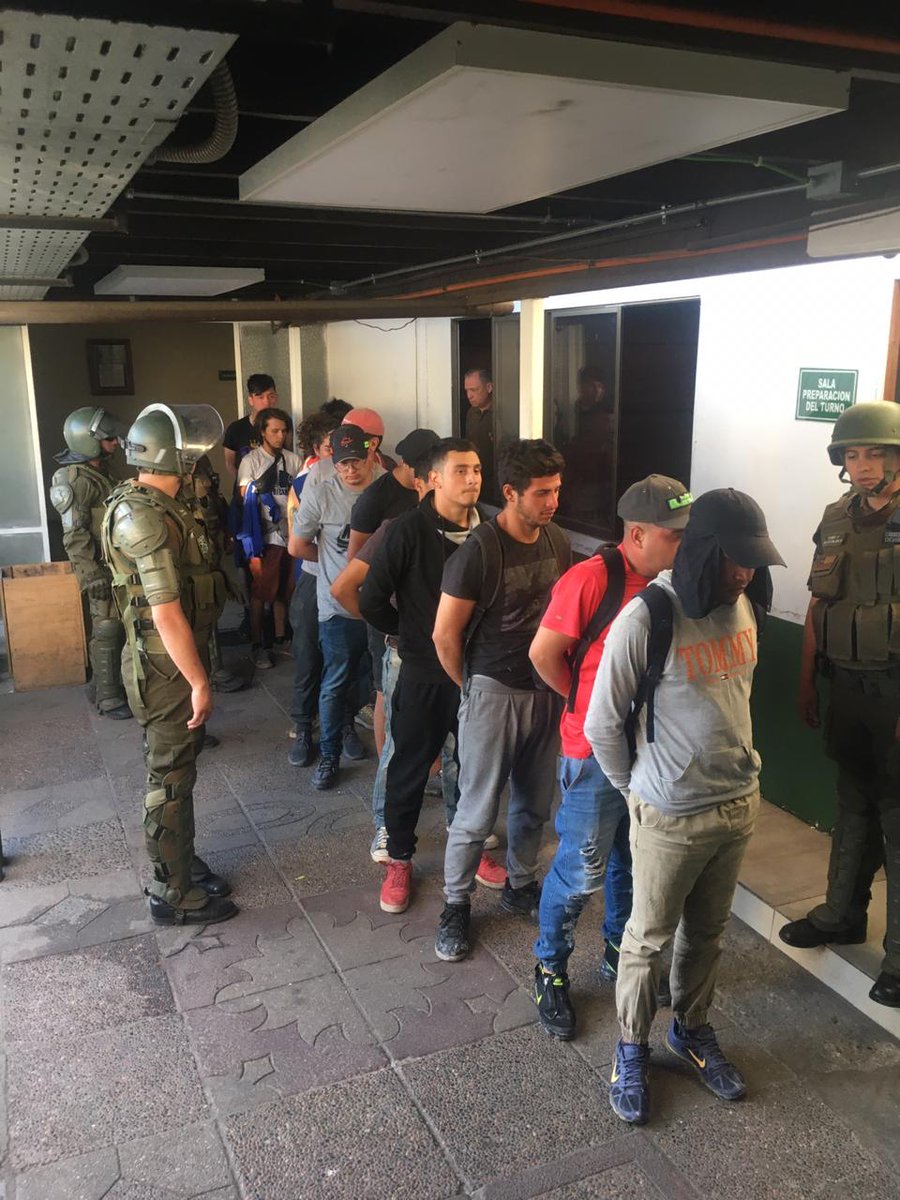 En #LaCisterna Carabineros logra la detención de 25 individuos por saqueos en supermercados de la comuna.