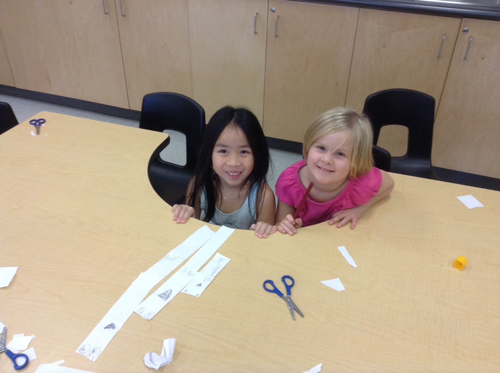 MmeRollins's tweet image. Can you make three different sized snakes?  #teamwork #measurement #mathexperts