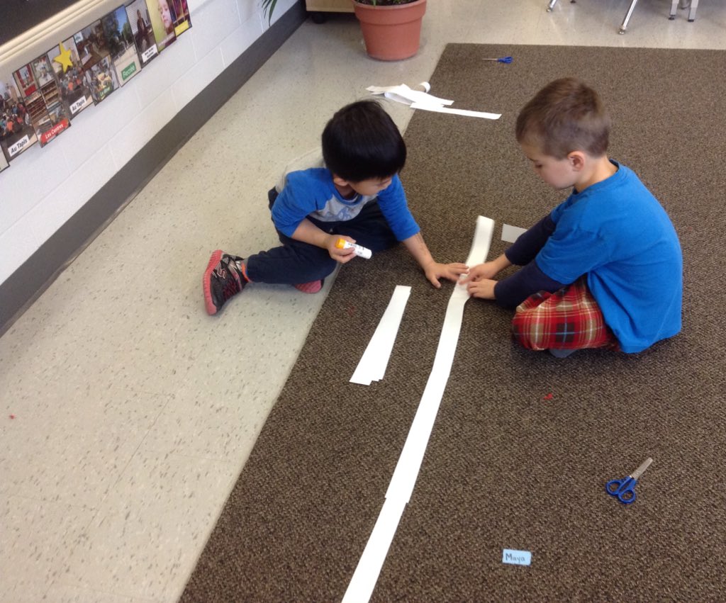 MmeRollins's tweet image. Can you make three different sized snakes?  #teamwork #measurement #mathexperts