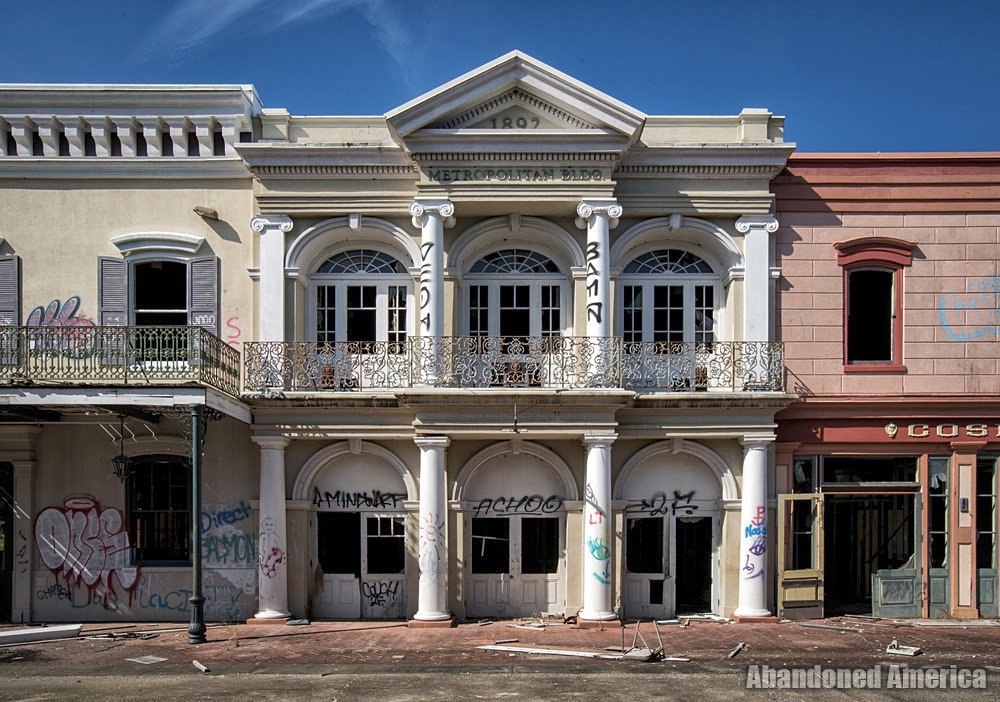 6/ Less than five rides were removed, and the rest, including the Main Street Square designed as a replica of the French Quarter, were left to the elements and vandalism. They remain, 14 years later, in a state of increasing disrepair.